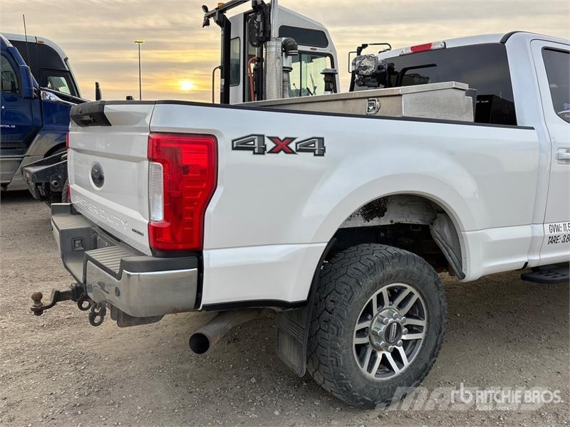 Ford F-350 Lariat 4x4 Crew Cab Pickup Ostalo