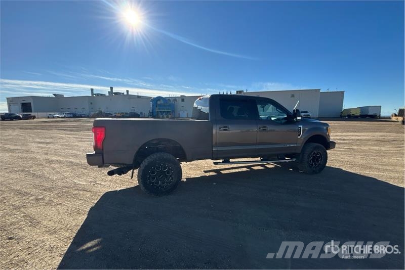 Ford F-350 Lariat 4x4 Crew Cab Pickup Diger
