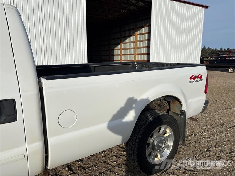 Ford F-350 Lariat 4x4 Crew Cab Pickup Otros