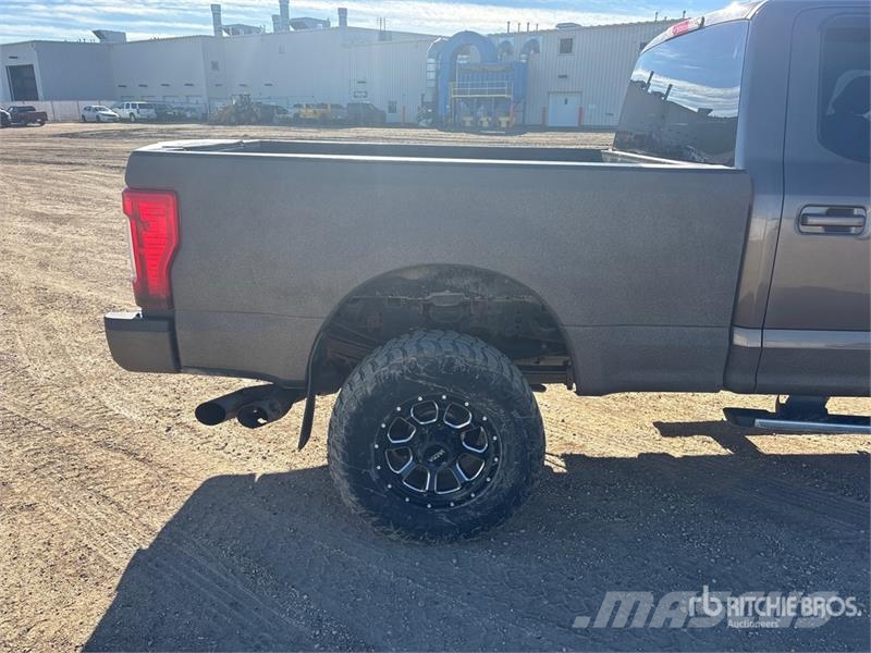 Ford F-350 Lariat 4x4 Crew Cab Pickup Diger
