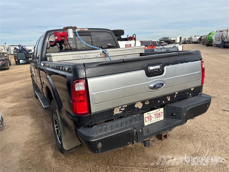 Ford F-350 Lariat 4x4 Crew Cab Pickup (Inoperable) Andere Transporter