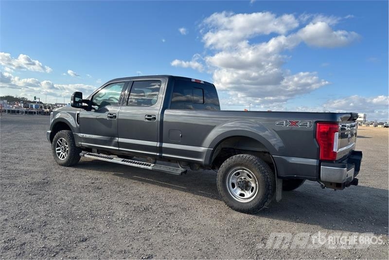 Ford F-350 Lariat 4x4 Crew Cab Pickup Ostalo