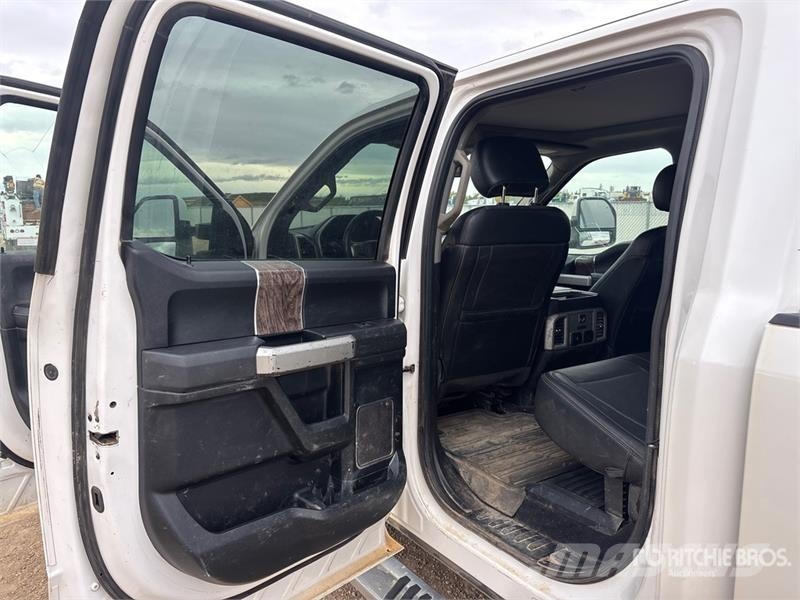 Ford F-350 Lariat 4x4 Crew Cab Pickup Andre