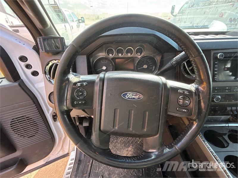 Ford F-350 Lariat 4x4 Crew Cab Pickup Ostalo