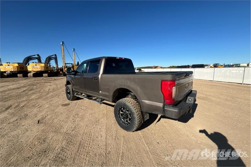 Ford F-350 Lariat 4x4 Crew Cab Pickup Diger