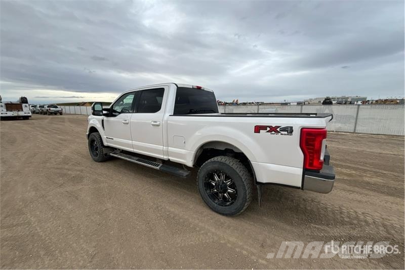 Ford F-350 Lariat 4x4 Crew Cab Pickup Andre