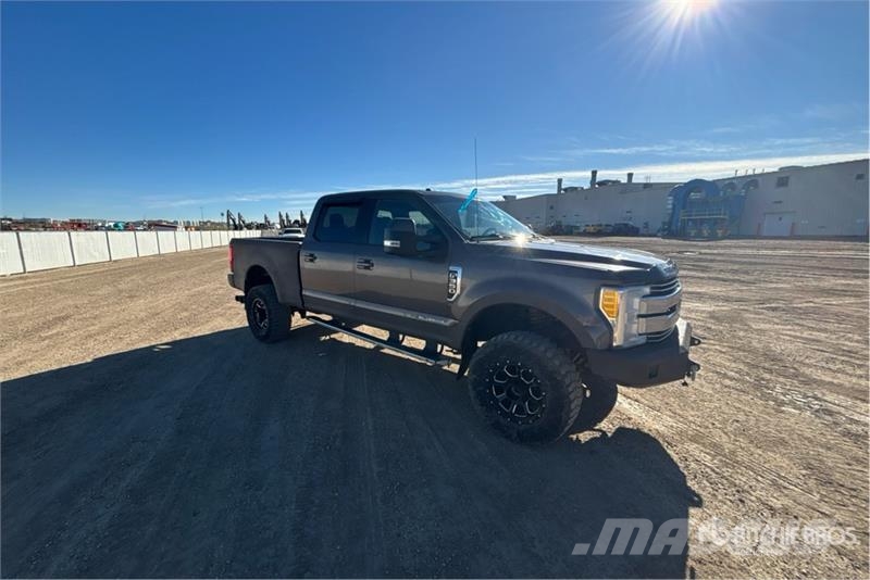 Ford F-350 Lariat 4x4 Crew Cab Pickup Diger