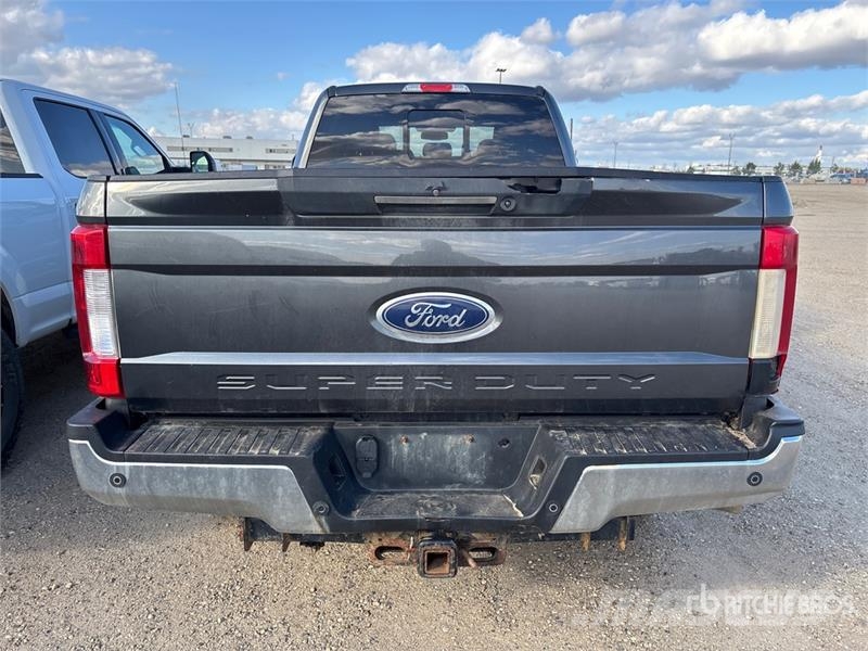 Ford F-350 Lariat 4x4 Crew Cab Pickup Ostalo