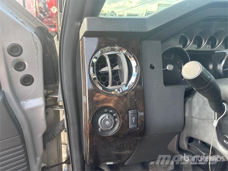 Ford F-350 Lariat 4x4 Crew Cab Pickup Ostalo