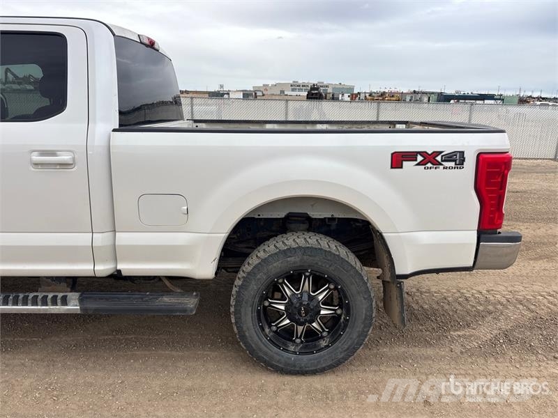 Ford F-350 Lariat 4x4 Crew Cab Pickup Andre