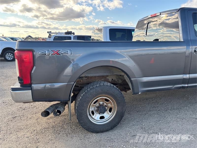 Ford F-350 Lariat 4x4 Crew Cab Pickup Ostalo