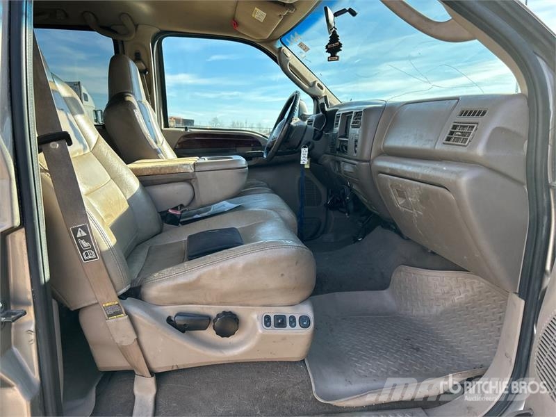 Ford F-350 Lariat 4x4 Crew Cab Pickup Muu