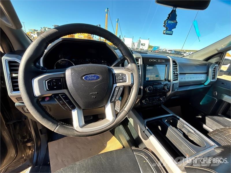 Ford F-350 Lariat 4x4 Crew Cab Pickup Diger
