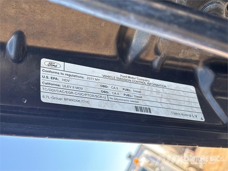 Ford F-350 Lariat 4x4 Crew Cab Pickup (Inoperable) Прочие фургоны