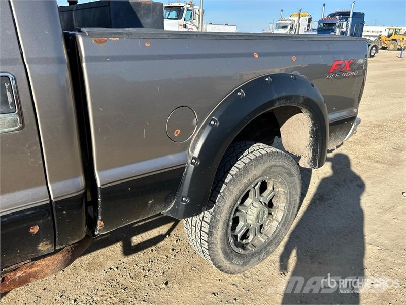 Ford F-350 Lariat 4x4 Crew Cab Pickup Muu
