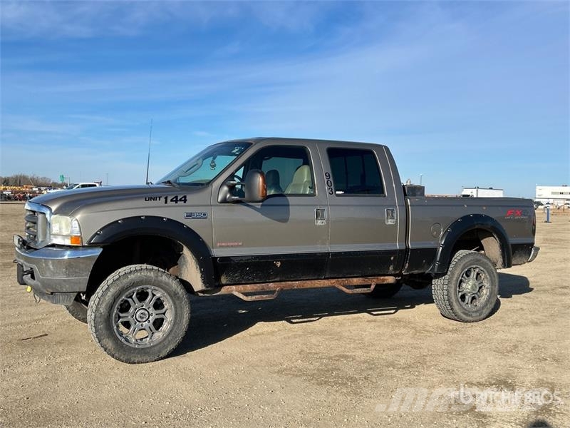 Ford F-350 Lariat 4x4 Crew Cab Pickup Muu