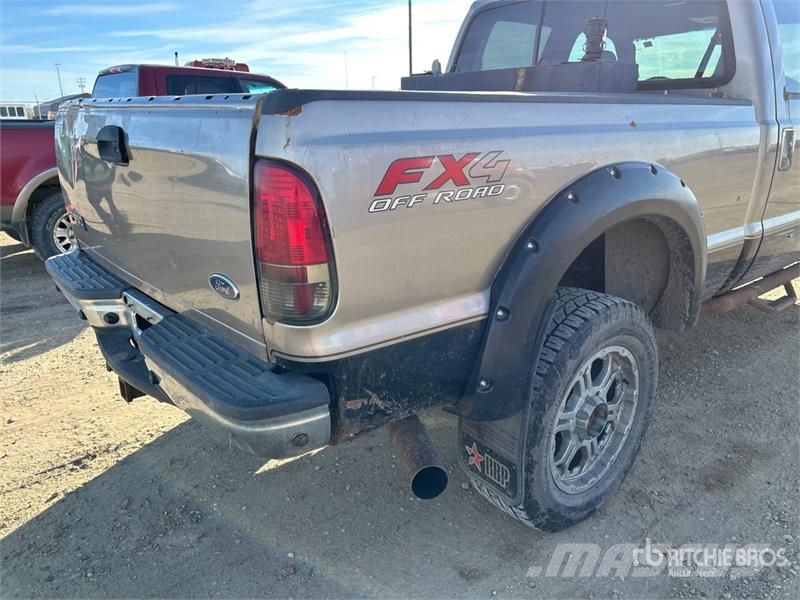 Ford F-350 Lariat 4x4 Crew Cab Pickup Muu