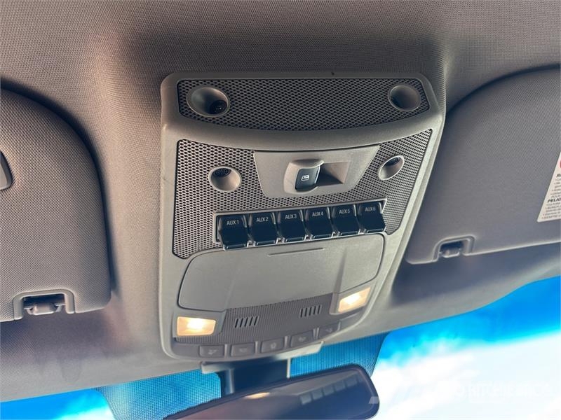 Ford F-350 Lariat 4x4 Crew Cab Pickup Muu
