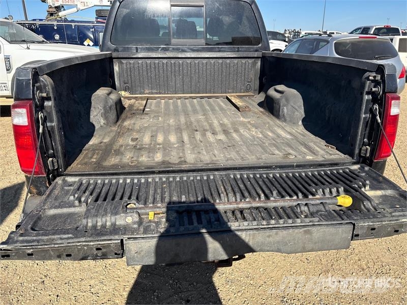Ford F-350 Lariat 4x4 Crew Cab Pickup (Inoperable) Прочие фургоны