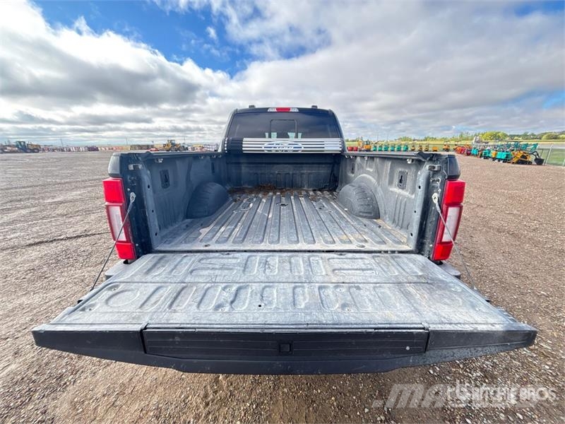 Ford F-350 Lariat 4x4 Crew Cab Pickup Anders