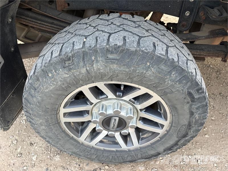 Ford F-350 Lariat 4x4 Crew Cab Pickup Ostalo