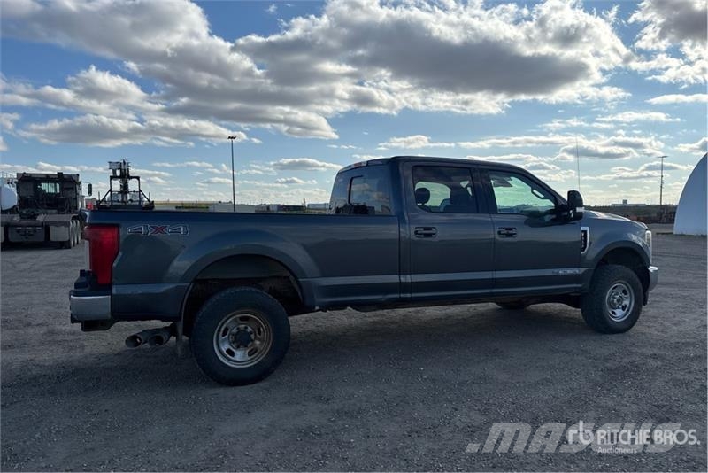 Ford F-350 Lariat 4x4 Crew Cab Pickup Ostalo