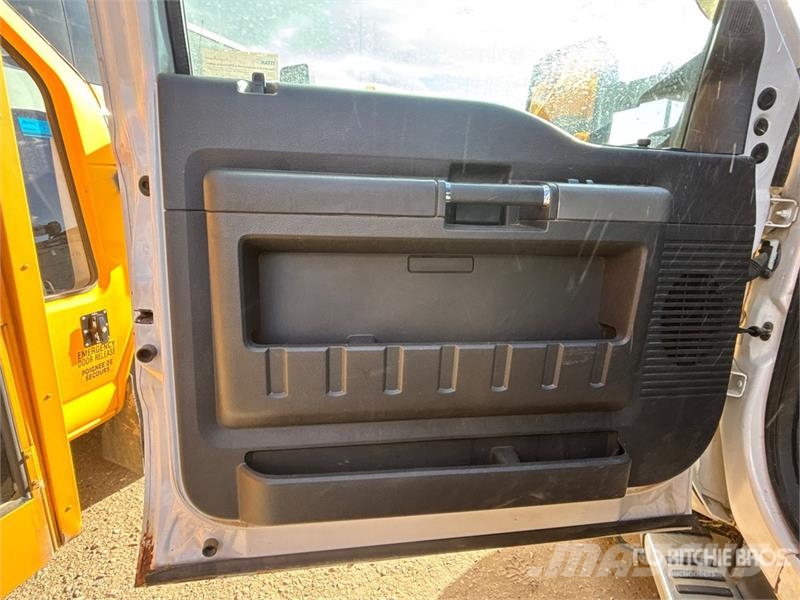 Ford F-350 Lariat 4x4 Crew Cab Pickup Ostalo