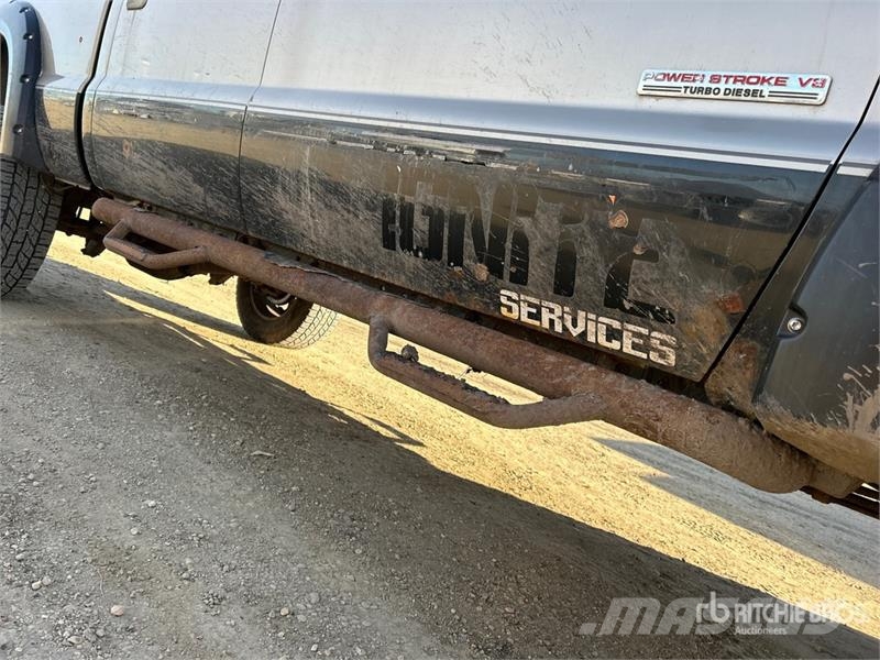 Ford F-350 Lariat 4x4 Crew Cab Pickup Muu