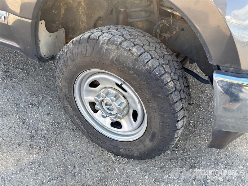 Ford F-350 Lariat 4x4 Crew Cab Pickup Ostalo