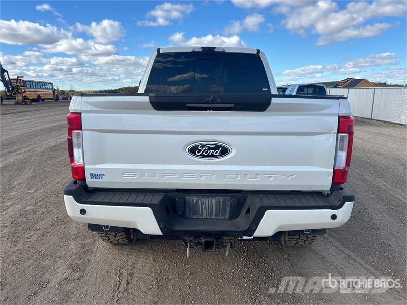 Ford F-350 Lariat 4x4 Crew Cab Pickup Muu