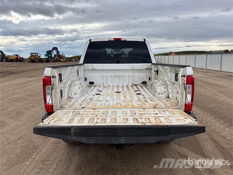 Ford F-350 Lariat 4x4 Crew Cab Pickup Andre