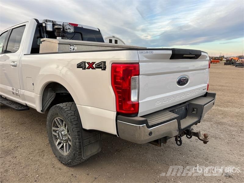 Ford F-350 Lariat 4x4 Crew Cab Pickup Ostalo