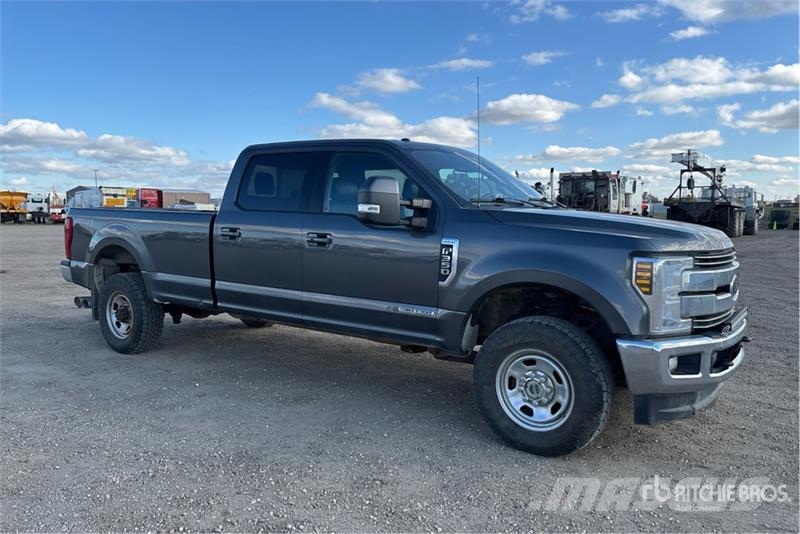 Ford F-350 Lariat 4x4 Crew Cab Pickup Ostalo