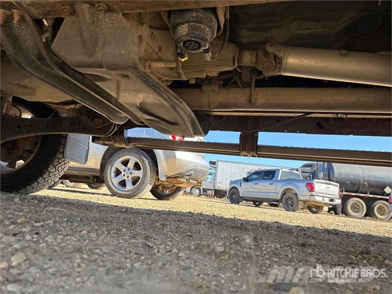 Ford F-350 Lariat 4x4 Crew Cab Pickup (Inoperable) Прочие фургоны