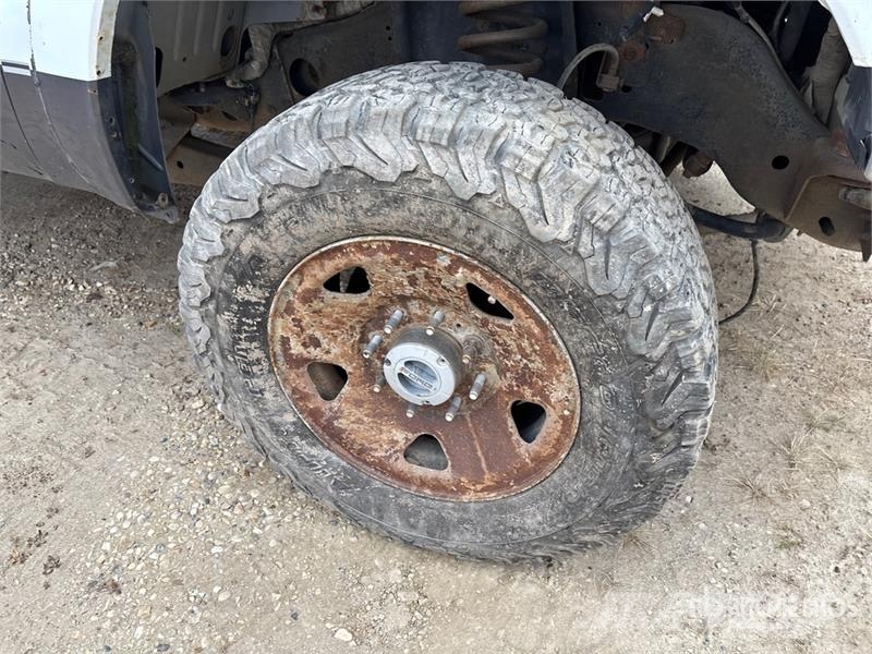 Ford F-350 Lariat 4x4 Crew Cab Pickup (Inoperable) Прочие фургоны
