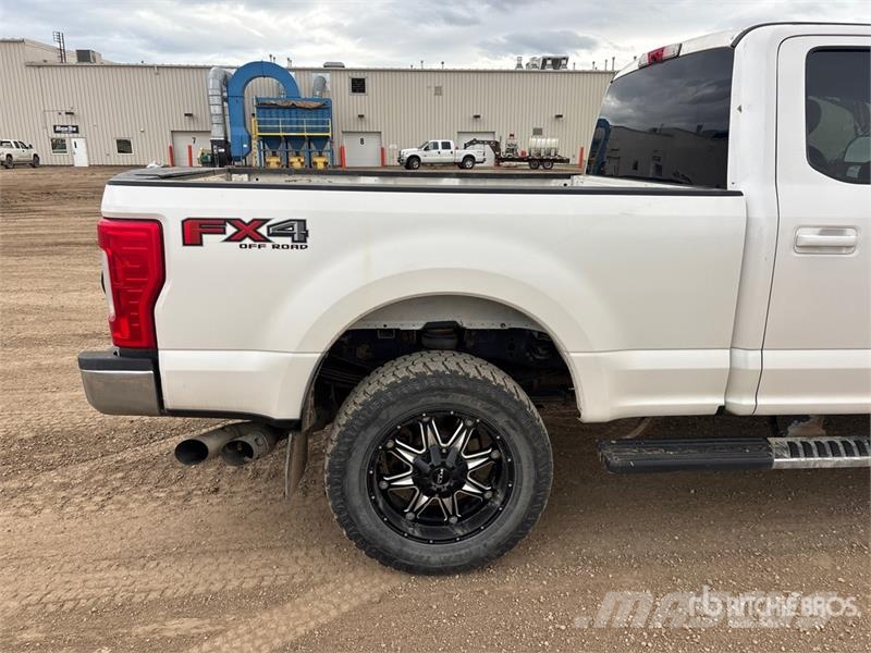 Ford F-350 Lariat 4x4 Crew Cab Pickup Andre