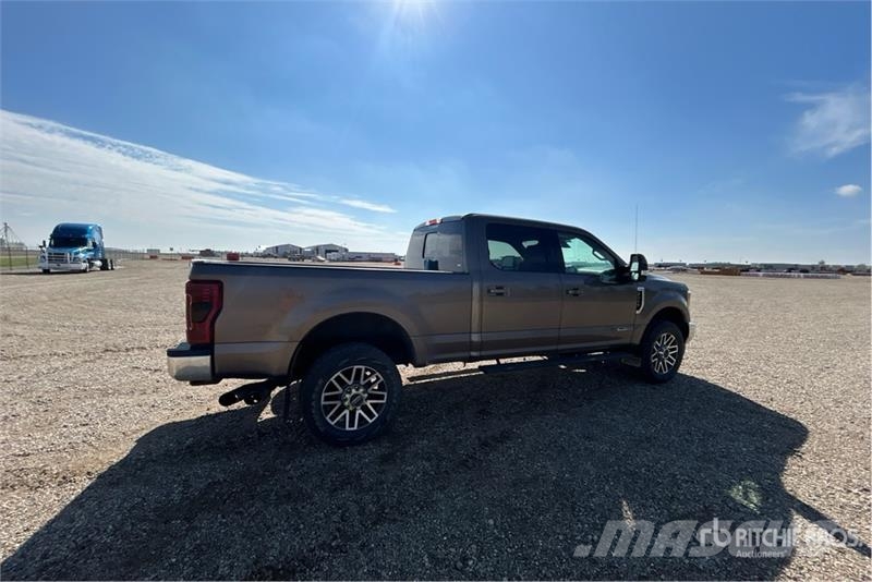 Ford F-350 Lariat 4x4 Crew Cab Pickup Andre
