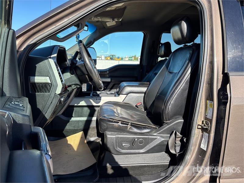 Ford F-350 Lariat 4x4 Crew Cab Pickup Diger