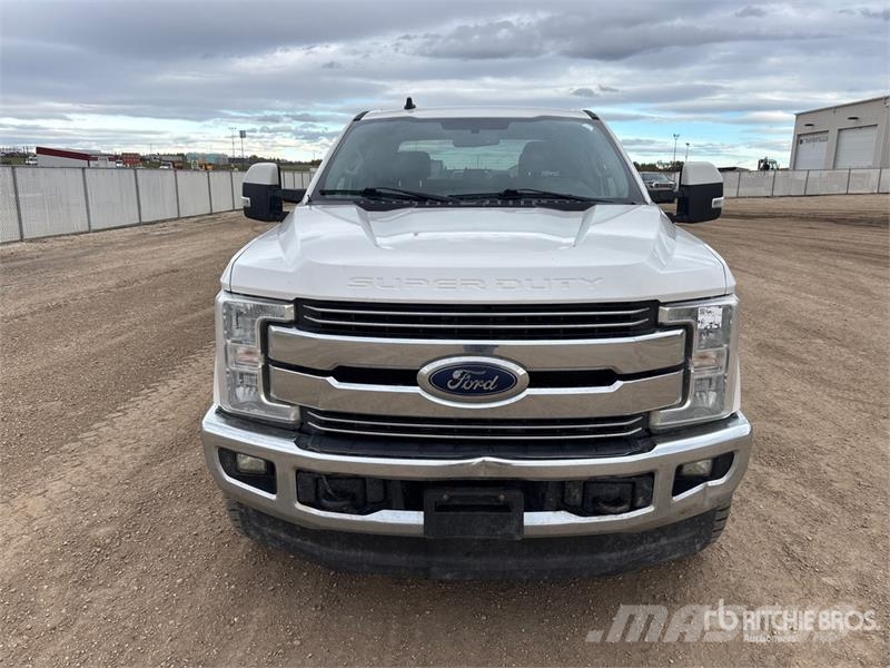 Ford F-350 Lariat 4x4 Crew Cab Pickup Andre
