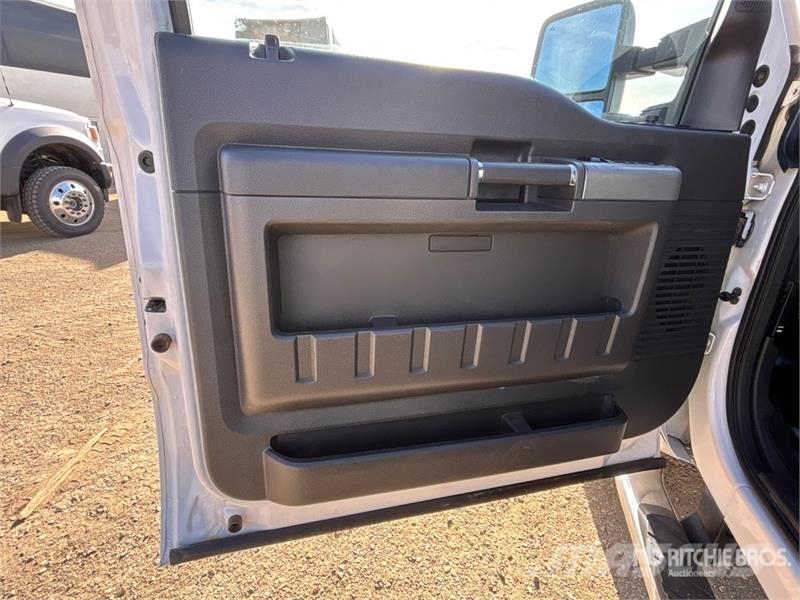 Ford F-350 Lariat 4x4 Crew Cab Pickup Autre fourgon / utilitaire