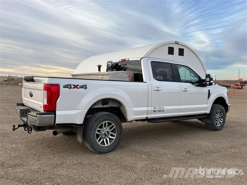Ford F-350 Lariat 4x4 Crew Cab Pickup Ostalo