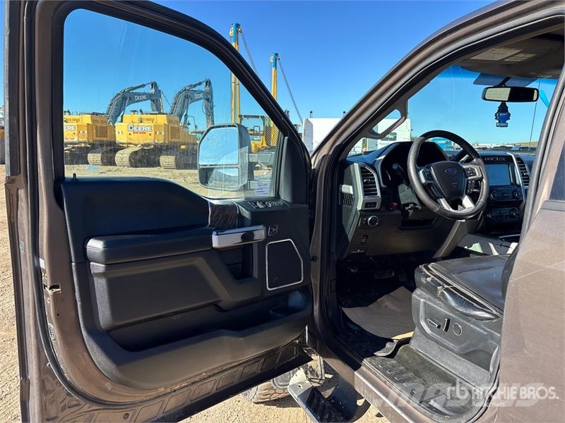 Ford F-350 Lariat 4x4 Crew Cab Pickup Diger