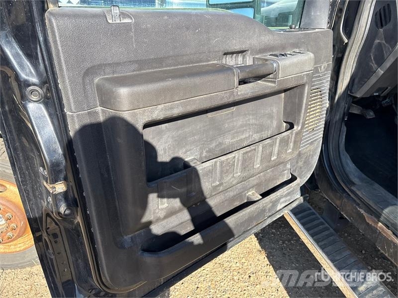 Ford F-350 Lariat 4x4 Crew Cab Pickup (Inoperable) Прочие фургоны