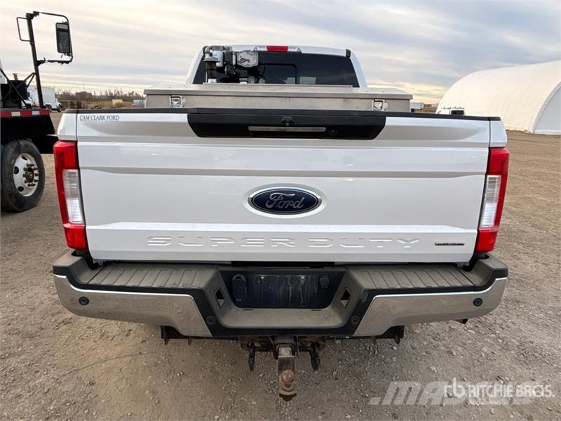 Ford F-350 Lariat 4x4 Crew Cab Pickup Ostalo
