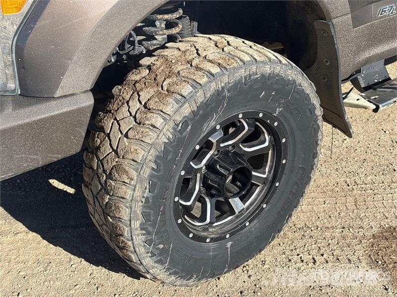 Ford F-350 Lariat 4x4 Crew Cab Pickup Diger