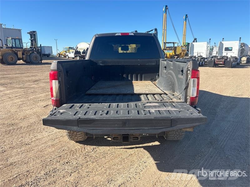 Ford F-350 Lariat 4x4 Crew Cab Pickup Diger