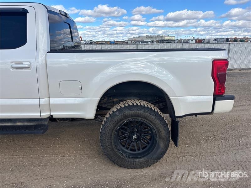 Ford F-350 Lariat 4x4 Crew Cab Pickup Muu