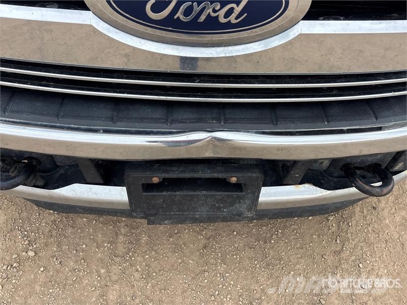 Ford F-350 Lariat 4x4 Crew Cab Pickup Andre