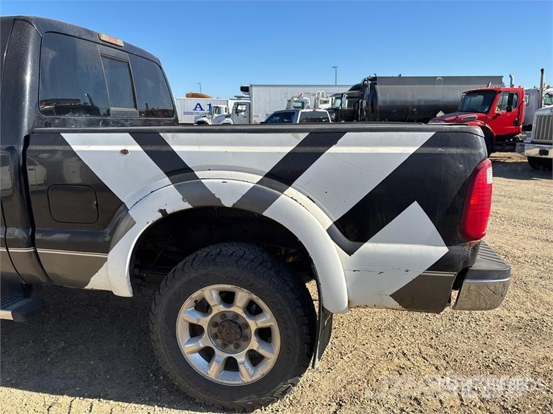 Ford F-350 Lariat 4x4 Crew Cab Pickup (Inoperable) Прочие фургоны