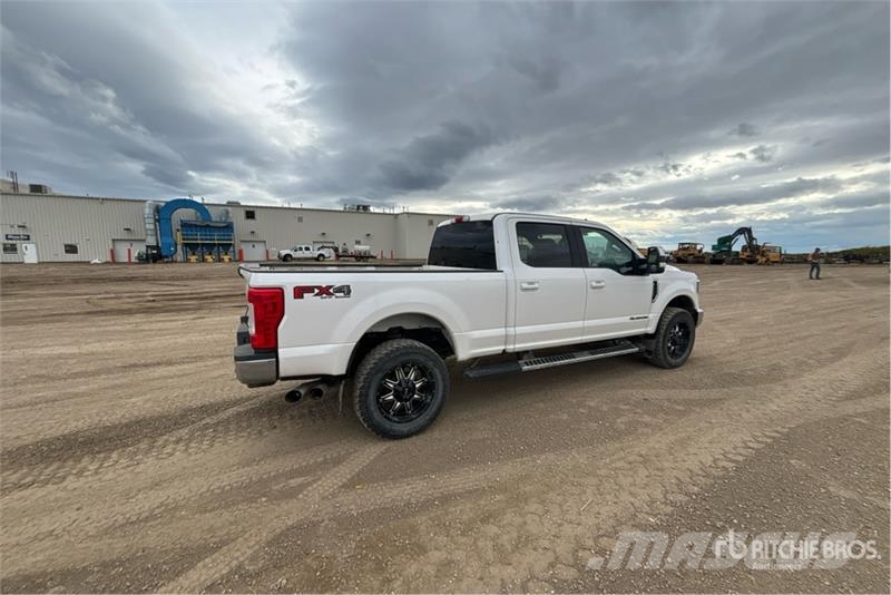 Ford F-350 Lariat 4x4 Crew Cab Pickup Andre